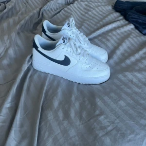AIR FORCE 1 - Tja! Säljer nu ett par airforce 1 splitter nya för er som diggar de!❤️⭐️