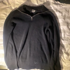 HM half zip - Säljer tröjan då jag aldrig bär då den är för liten. Nyskick har knappt använt den. Hör av er vid frågor å funderingar😇