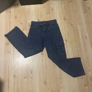 Jeans  - Ett par loose fit jeans från SHEIN. Använts ett fåtal gånger så de var för stora. Fortfarande i nytt skick. Mycket bekväma och snygga. Köpare står för frakt 