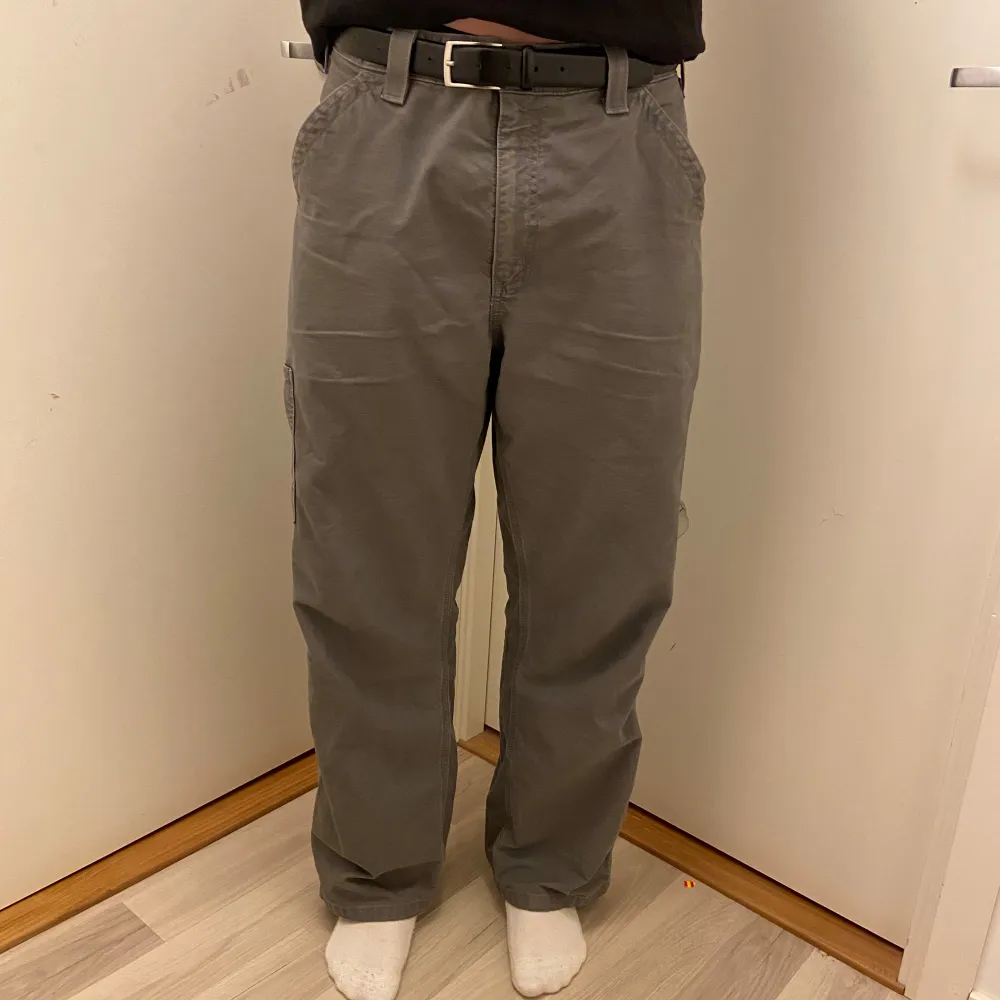 Otroligt snygga carhartt byxor med den perfekta passformen. Dem är vintage men väldigt bra skick, inga synliga defekter eller fläckar. Storlek 34 x 34. Jeans & Byxor.