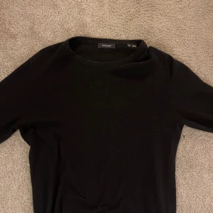 Svart tröja - Säljer en stilren svart tröja från Jack & Jones i storlek M. Perfekt för både vardag och fest. Tröjan har en klassisk design med rund hals och långa ärmar. Passar bra till jeans eller chinos för en avslappnad look.