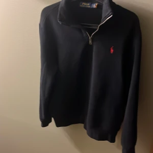 Ralph Lauren half zip - Säljer min svarta half zip då den nu är för liten för mig väldigt bra skick 