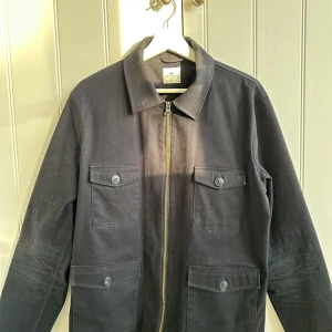 Overshirt från John Henric  - Säljer min snygga overshirt från John Henric. Tröjan är använd några få gånger och där med i extremt bra skick. 