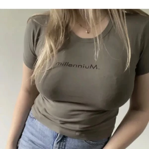 Grön T-shirt - Säljer en super fin t-shirt från millenniuM. Super skön och väldigt fin grön färg. Storlek s men passar även M. Köparen står för frakt!🚚🚚