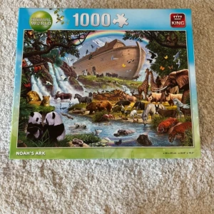Pussel med Noaks Ark-motiv - Säljer ett färgglatt pussel från King med 1000 bitar. Motivet föreställer Noaks Ark med en mängd olika djur och en regnbåge i bakgrunden. Perfekt för en regnig dag eller som en utmaning för hela familjen. Pusslet är i nyskick och alla bitar finns med. Köpare betalt frakt. 