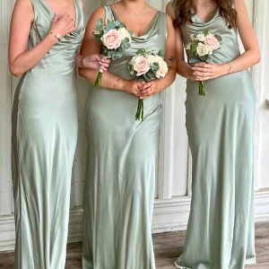 Långklänning By Malina - Säljer dessa tre jättefina långklänningarna från By Malina som endast är använda 1 gång💗  Tjejen till vänster är 167cm & har strl xs Tjejen i mitten är 165cm & har strl M Tjejen till höger är 172cm & har strl xxs Pris per klänning 1500❤️ Nypris= 3600