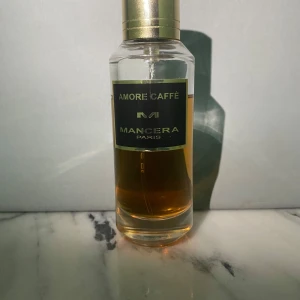 Mancera amore cafe - Säljer nu en riktigt fin doft av mancera som är perfekt till den som vill sticka ut och vara lite mer gentle denna vinter. Lukten ger hints av kaffe och vanilj☕️🍨. Jag skulle uppskatta att det är 45 av 60ml kvar. Nypris: 1300  Mitt pris: 749kr