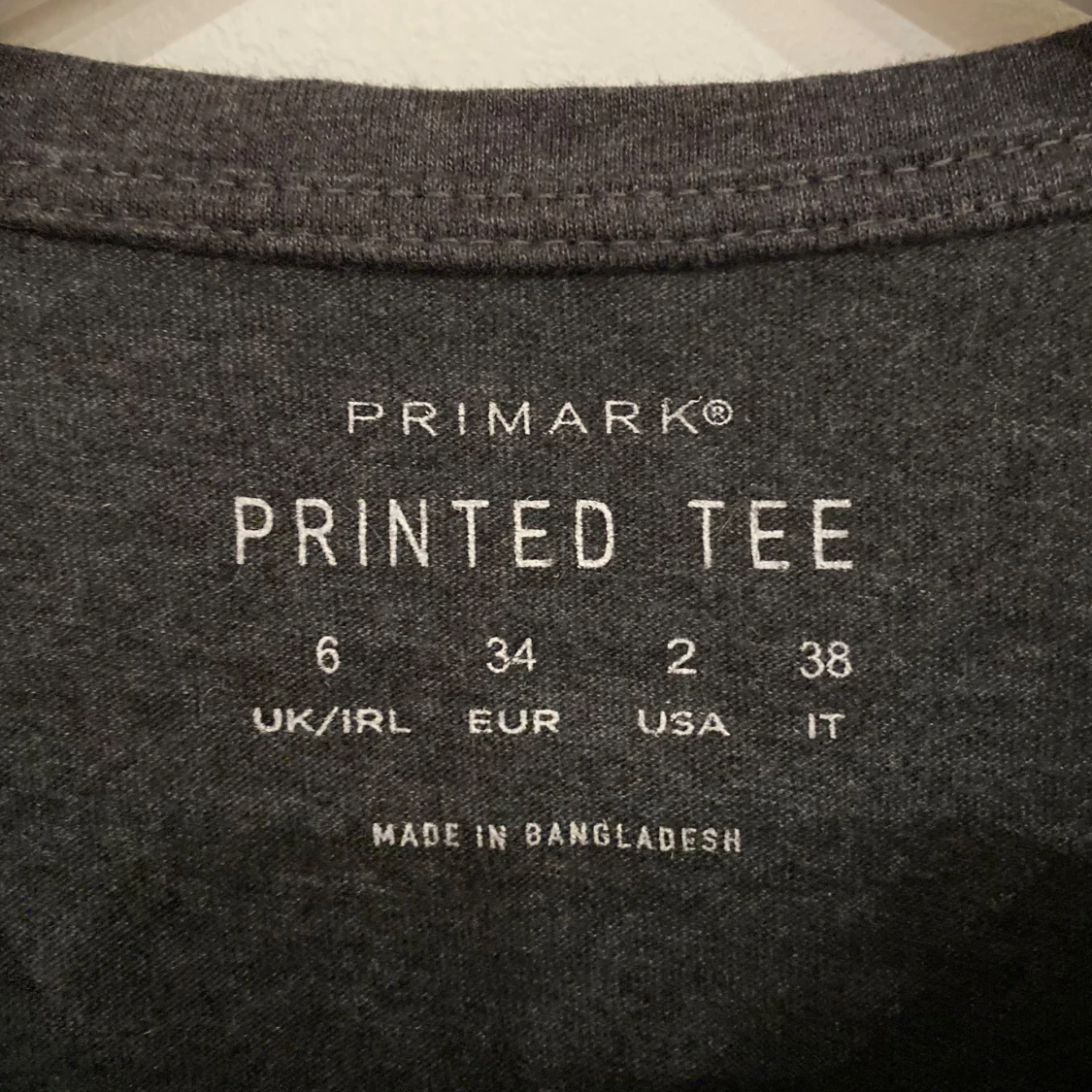 Mörkgrå t-shirt med motorcykeltryck - 90