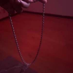 Silverfärgat halsband - Elegant silverfärgat halsband med en vriden kedjedesign. Perfekt för att lägga till en subtil glans till din outfit. Kan oxå köpas i guld och armband men det blir extra 