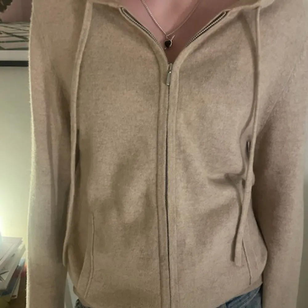 Hjälper min syster att sälja en soft goat zip up hoodie i kashmir, köptes för 2695 i butik. Liten i storleken skulle jag säga som har strl S/XS men det varierar ju beroende på hur man vill att den ska passa!. Neuletakit & Villapaidat.