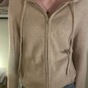 Soft Goat zip up hoodie kashmir  - Hjälper min syster att sälja en soft goat zip up hoodie i kashmir, köptes för 2695 i butik. Liten i storleken skulle jag säga som har strl S/XS men det varierar ju beroende på hur man vill att den ska passa!