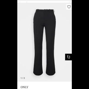 Svarta kostymbyxor från ONLY  - Snygga svarta kostymbyxor från ONLY, modell Tailoring, med medelhög/hög midja och bootcut! Helt oanvända då de var lite för korta för mig.      Storlek S, längd 32.