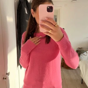 Rosa stickad tröja från VILA - Säljer en superfin rosa stickad tröja från VILA. Den är i storlek S och är perfekt för höst och vinter. Tröjan har långa ärmar och en ribbad kant vid halsen och nederkanten. Den är i nyskick och väldigt mysig att ha på sig. Passar både till vardags och lite finare tillfällen. Lånade bilder💖