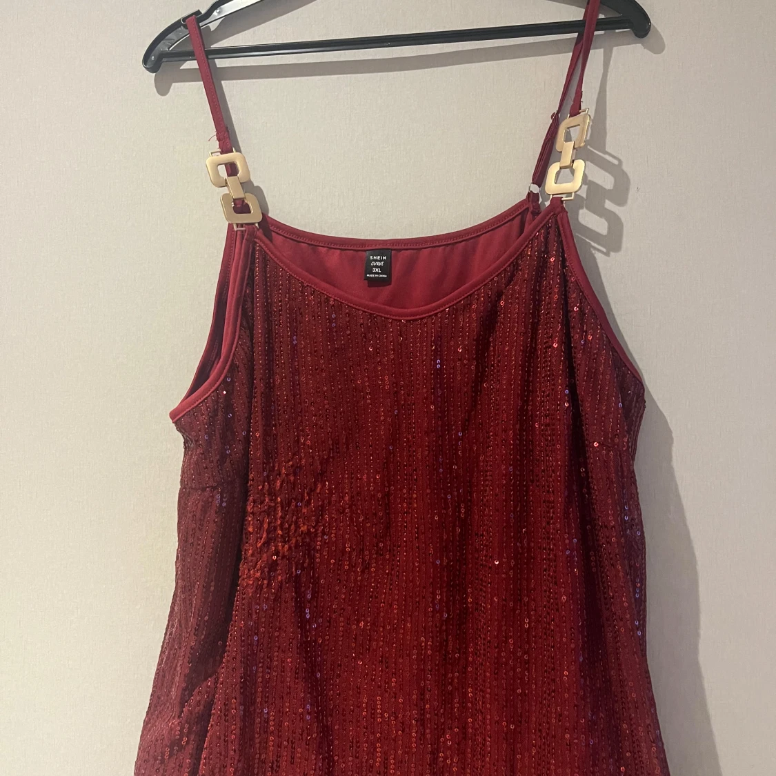 Röd paljettlinne med justerbara axelband