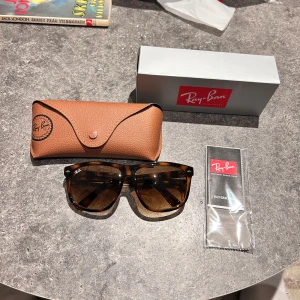 Rayban boyfriend - Hej säljer dessa helt nya rayban boyfriends till ett bra pris. Storlek 60. Perfekta glasögon inför sommaren. Priset kan diskuteras vid snabb affär!