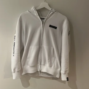 Bape hoodie - Bape hoodie | Size M (liten i storleken) skulle säga att den passar ca 165-174 | utbytt dragkedja annars inga defekter | print på armarna och på ryggen | hör av er vid frågor och funderingar!💫