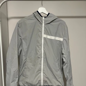 Colmar vindjacka - Grå/blå Colmar vindjacka som man kan vända ut och in på beroende på vilken färg man vill ha. Bra skick 8/10. Stl 52 motsvarar ungefär S/M