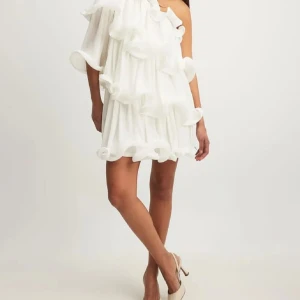 Studentklänning - Intressekoll på denna SÅ fina klänningen från nakd, lojsans kollektion som inte säljs längre! Storlek 32 men skulle säga att den snarare passar 34 och 36💞 Perfekr till student! Endast använd en gång! Priset kan diskuteras vid intresse!