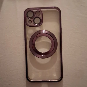 Genomskinligt mobilskal med lila detaljer - Oanvänd öppnad iphone mobilfodral. (Jag fick en Samsung istället)