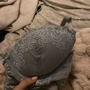 Grå spets-bh från Censored - Ljusblå spets bh push up.  Storlek finns i bilderna