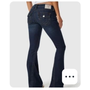 SÖKER TRUE RELIGION Mörkblå  jeans - Söker dessa mörkblå true religion bootcut lågmidjade jeans, skriv gärna om du säljer dessa i w23 för rimligt pris i mycket bra skick, inga defekter osv. 💕