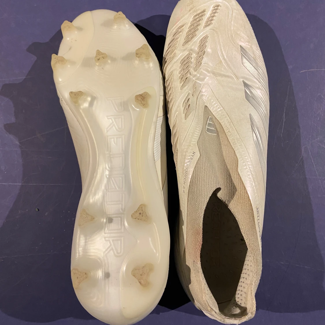 Vita fotbollsskor från Adidas - 1