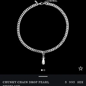 Chunky Chain Drop Pearl Necklace - INTRESSEKOLL på det här snygga halsband med en kraftig kedja i silver och en hängande pärla. Perfekt för att ge en elegant touch till din outfit. Kostade som ny 6000 kronor. Har kvitto, box och allt! Helt i nyckick. Skicka prisförslag, skriv för egna bilder 