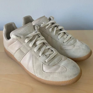 Masion Margiela Gats - Ett par Mansion Margielas gats i storlek 41 i bra skick som bara varit använda ett fåtal gånger. Skorna är i fint skick med inga hål eller andra skador, lite smuts har kommit på sueden men går att borsta bort med rätt redskap. Skorna är köpta från en Second Hand i Japan och är därmed självfallet äkta. Vid fler frågor tveka inte att kontakta mig här på Plick!