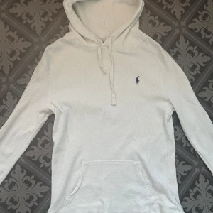 Ribbstickad hoodie  - En riktigt snygg ribbstickad hoodie från polo ralph lauren i storlek M. Hoodien är i nytt skick😊