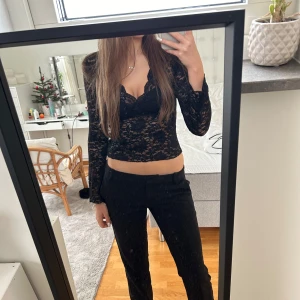 Svart spetsblus - Snygg svart spetsblus från Gina Tricot. Endast använd två gånger. Skriv för fler bilder eller om du har några frågor!💗 Nypris: 300 kr