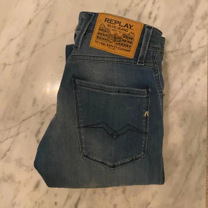 Replay anbass - Säljer dessa blåa Replay anbass jeansen, de har en klassisk design med diskreta detaljer, perfekt för en avslappnad stil! 