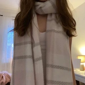 Halsduk  - Super söt och mjuk halsduk💕 använt 2-3 gånger och lappen är tyvärr avklippt:( 