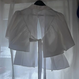 Vit blus  - Vit blus med knytning i ryggen och även öppen rygg! Superfin blus köpt på zara!