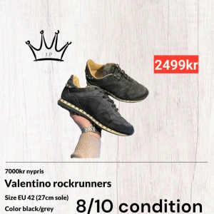 Valentina rockrunner  - Säljer nu dessa eftertraktade Valentino Rockrunners i en fin svart/grå färg. Skick på dessa är 8/10 då en av de minsta nitarna saknas men det är inget man lägger märke till. Storlek är 42 men passar även 41 (sulan är 27cm). För fler frågor eller funderingar är det bara att fråga