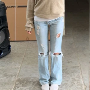 Abercrombie & fitch lågmidjade bootcut ljusa jeans - Intressekoll på mina favvo jeans, säljer endast vid bra pris! Midjemått:36cm. Innerbenslängd: 75cm. Tvivla inte att höra av er vid frågor!😋🙏🏻