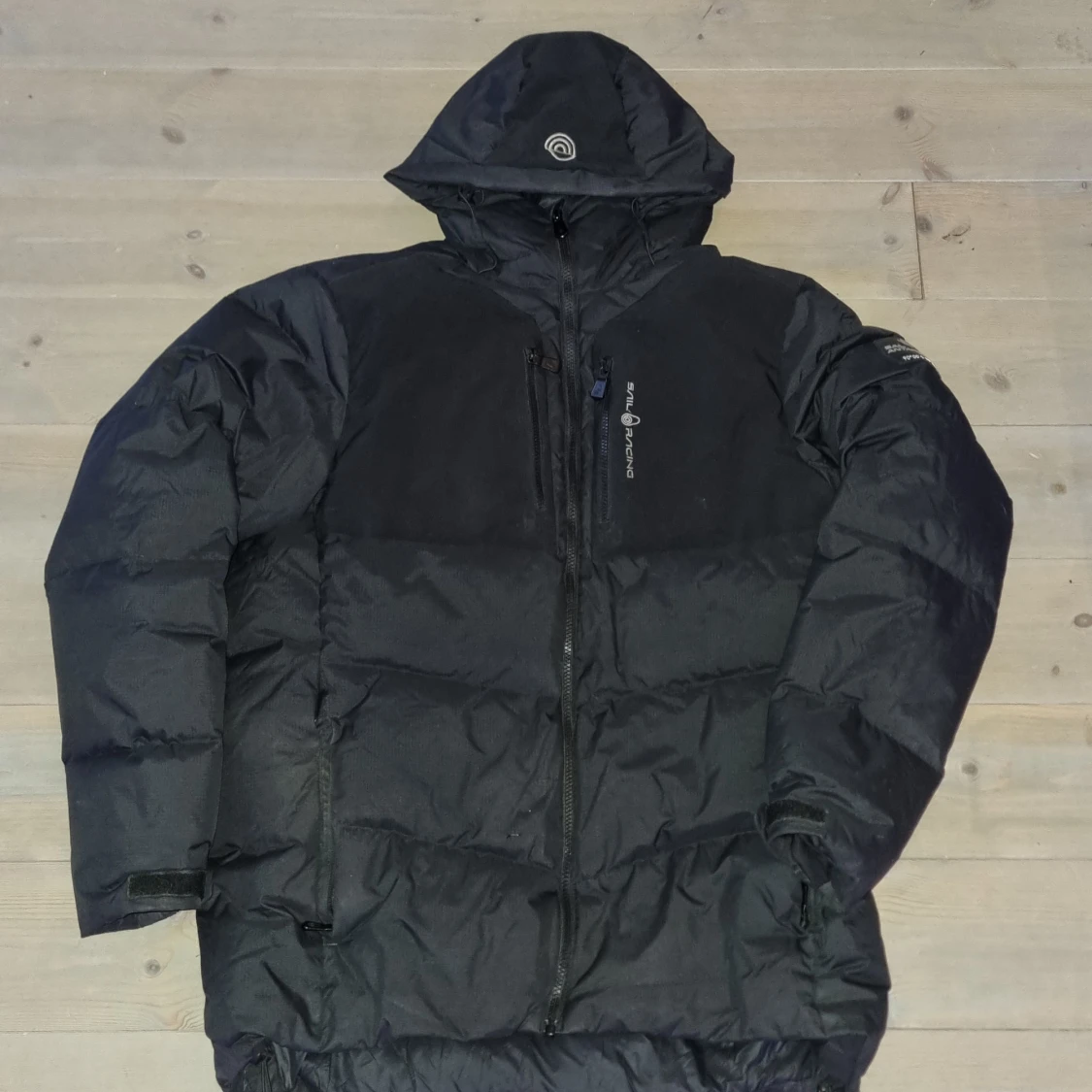 Svart dunjacka från Sail Racing