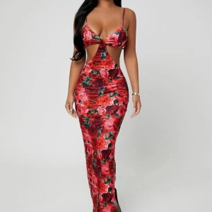 Blommig långklänning med öppen rygg - Snygg långklänning med blommigt mönster i rött. Klänningen har en öppen rygg och smala axelband. Perfekt för en somrig look med en slits för extra stil. Endast använd en gång 💗