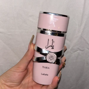 Yara parfym från Lattafa - Väldigt god parfym men faller inte mig i smaken. Har använt ett fåtal gånger. Har noter av orkidé, heliotrop, mandarin, tropiska frukter, vanilj, muskot och sandelträ. 