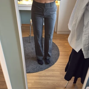 Grå randiga kostymbyxor - Snygga grå kostymbyxor från Madlady med hög midja och rak passform. Perfekta för en stilren look. Jag är 179cm