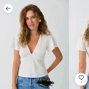 Vit v-ringad blus - INTE SÅLD!!!!!!!!!!!Snygg vit blus med v-ringning och korta ärmar. Perfekt för en stilren look, passar bra till jeans eller kjol.