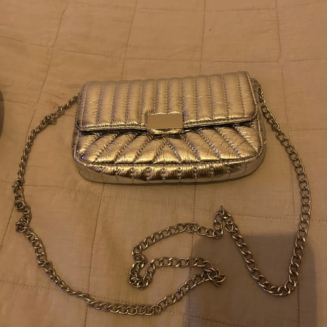 Silverfärgad quiltad axelväska - 90