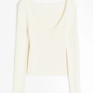 Vit ribbad topp - Säljer en jättefin topp från H&M då den inte kommer till användning, det finns en liten svart fläck på magen (se sista bilden) men vet dock inte om det går bort i tvätten eller inte.