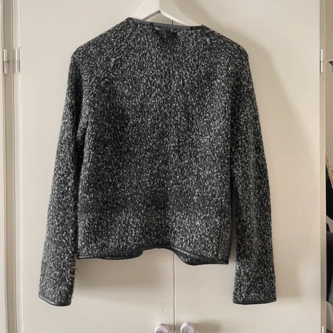 Grå stickad kofta med dragkedja - 93