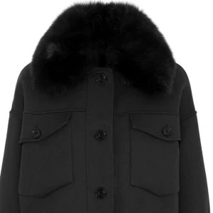 Svart jacka med pälsdetalj - Snygg svart jacka med en lyxig pälsdetalj vid kragen. Jackan har knappar framtill och två fickor med lock. Perfekt för kyligare dagar när du vill hålla stilen. Den känns som helt ny, jag har använt ett par få gånger, tyvärr använder jag inte den i vill gärna sälja den, skriv för mer bilder