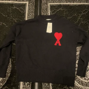 Ami Paris Tröja  - Säljer min Ami Paris tröja i storlek M men den passar som S. Den är helt ny och inte använd alltså i 10/10 skick. Säljer den eftersom jag inte använder mig av den. Hör gärna av er vid fler frågor. Pris kan diskuteras vid snabb köp