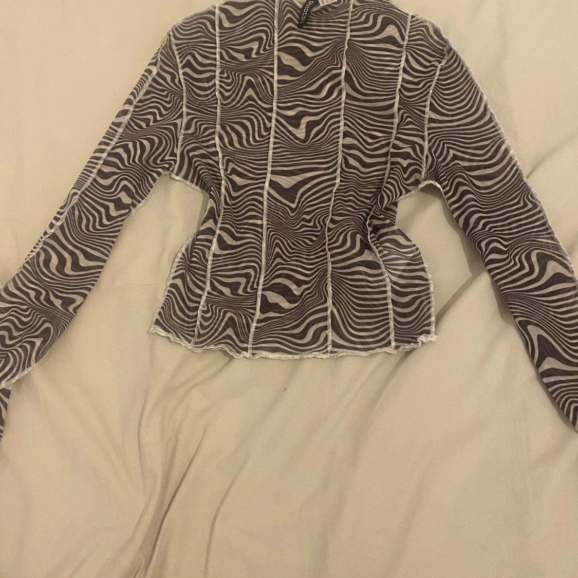 Brun och vit zebramönstrad topp