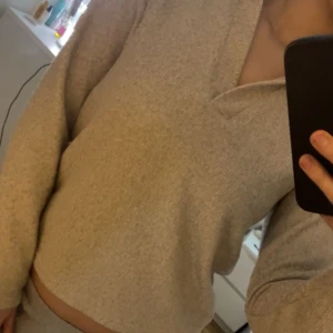 Beige tröja med krage - Säljer en mysig beige tröja med krage. Tröjan har långa ärmar och en avslappnad passform. 