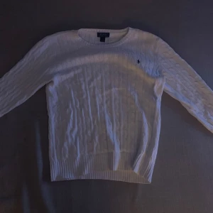 Vit kabelstickad tröja från Ralph Lauren - Mycket fint skick knappt använd. Inget fel med den alls! DM om du vill buda
