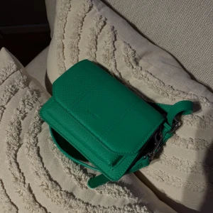 Grön axelväska  - Knappt använd, nyskick. Från NAKD. 