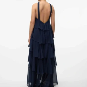 Mörkblå Vero moda klänning  - Oanvänd & med prislapp. Säljes pga köpte för stor storlek. 